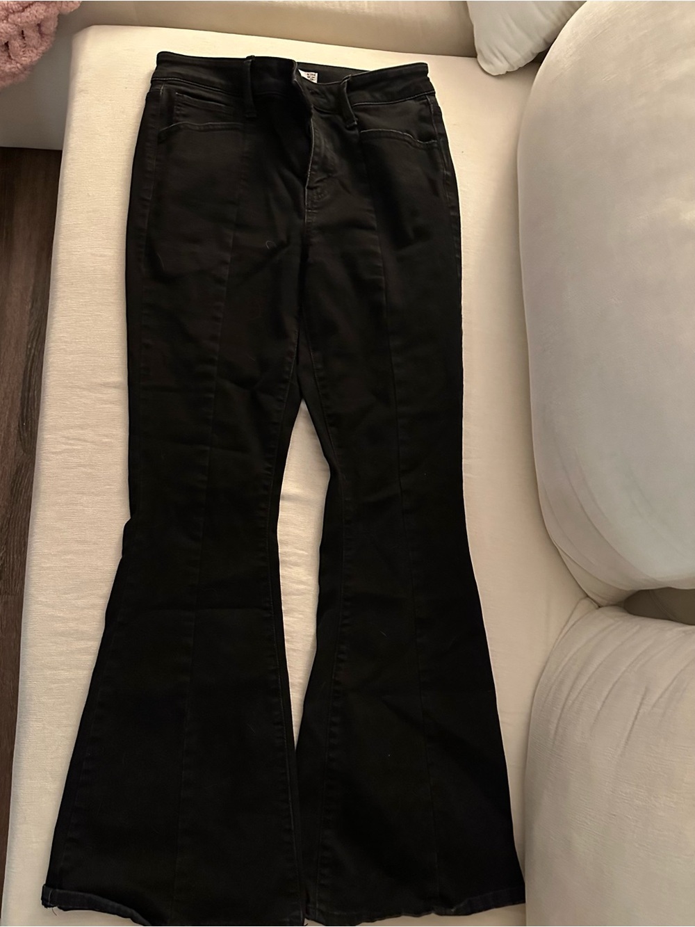 Curvy flared black jeans